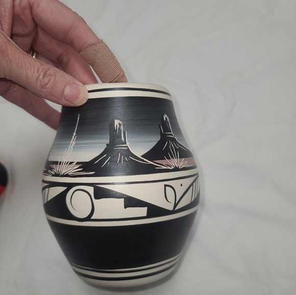 Cedar Mesa Handcrafted Navajo Desert Scene Black and White Ceramic Vase Pot - Picture 3 of 10